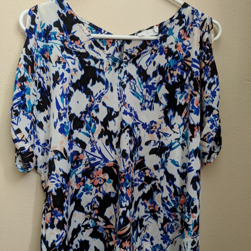 Shoulderless floral blouse
